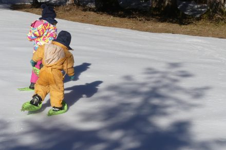 Les minis randonneurs : atelier motricité dans la neige